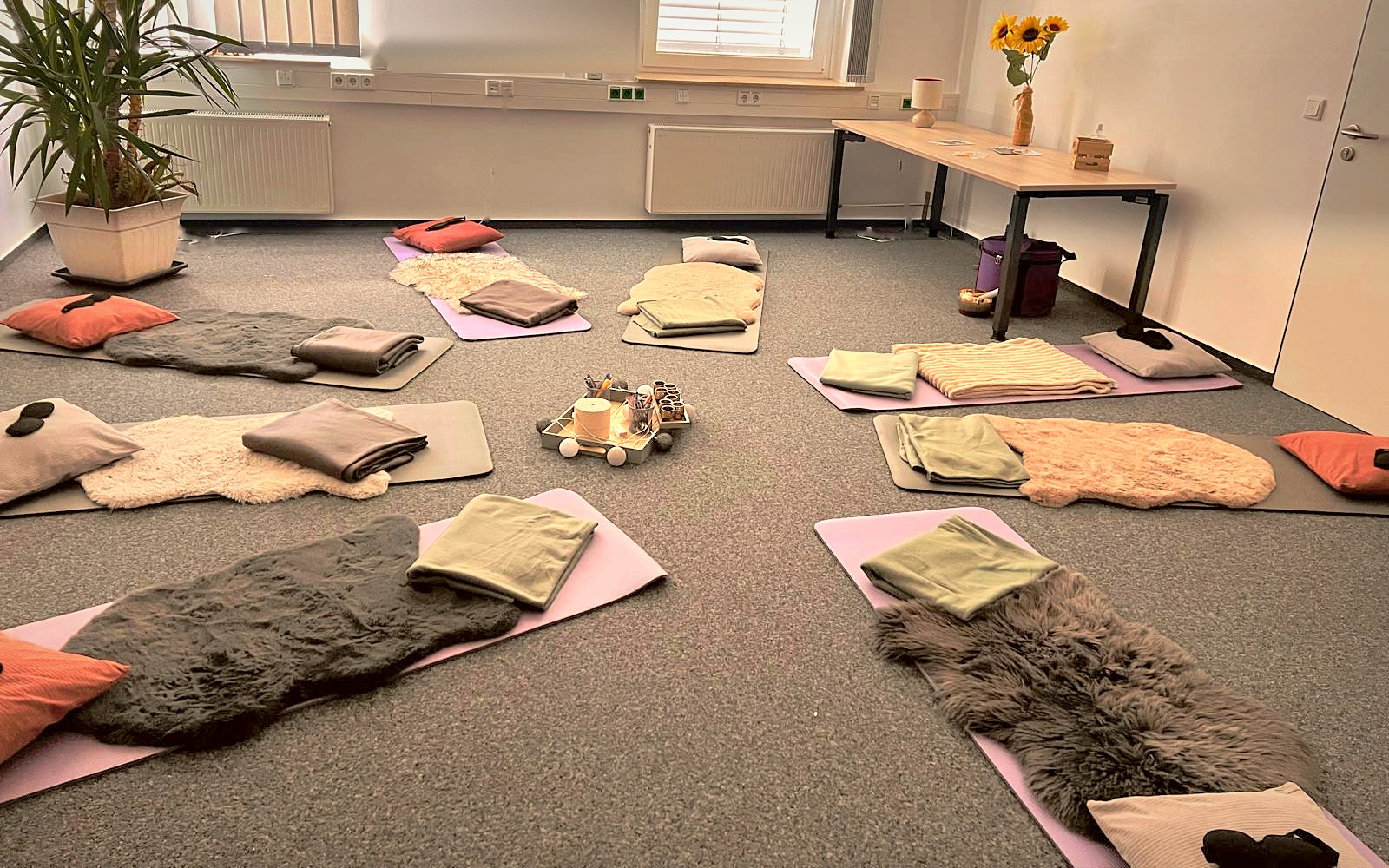 gesundheitstag-entspannungsraum-hell Vorbereiteter Raum für den Entspannungsworkshop beim Gesundheitstag mit Matten, Decken, Kissen und Sonnenblumen