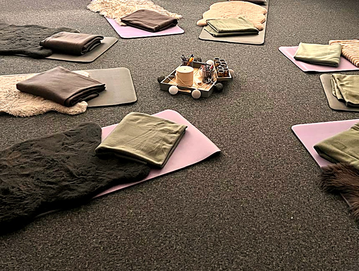 Gesundheitstag – vorbereiteter Raum für den Entspannungsworkshop Vorbereiteter Raum mit Matten, Decken und Kissen für einen Entspannungsworkshop am Gesundheitstag